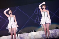 「てもでもの涙」を歌う松井珠理奈、篠田麻里子（写真は8月25日公演より）。 (C)AKS