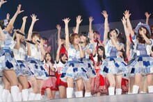 AKB48（写真は8月26日公演より）。 (C)AKS