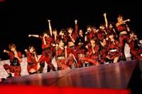 「Show fight!」を披露するフューチャーガールズ（写真は8月25日公演より）。 (C)AKS