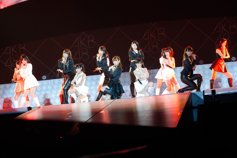 「なんてボヘミアンを披露するアンダーガールズ（写真は8月25日公演より）。 (C)AKS