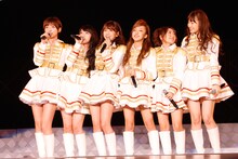 「夕陽を見ているか？」を披露するAKB48初期メンバー（写真は8月25日公演より）。 (C)AKS