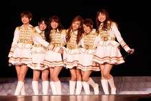 「夕陽を見ているか？」を披露するAKB48初期メンバー（写真は8月25日公演より）。 (C)AKS