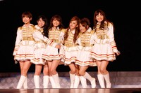 「夕陽を見ているか？」を披露するAKB48初期メンバー（写真は8月25日公演より）。 (C)AKS