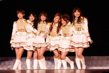 「夕陽を見ているか？」を披露するAKB48初期メンバー（写真は8月25日公演より）。 (C)AKS
