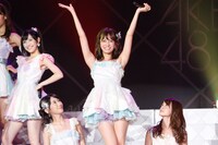 「フライングゲット」を披露するAKB48（写真は8月25日公演より）。 (C)AKS