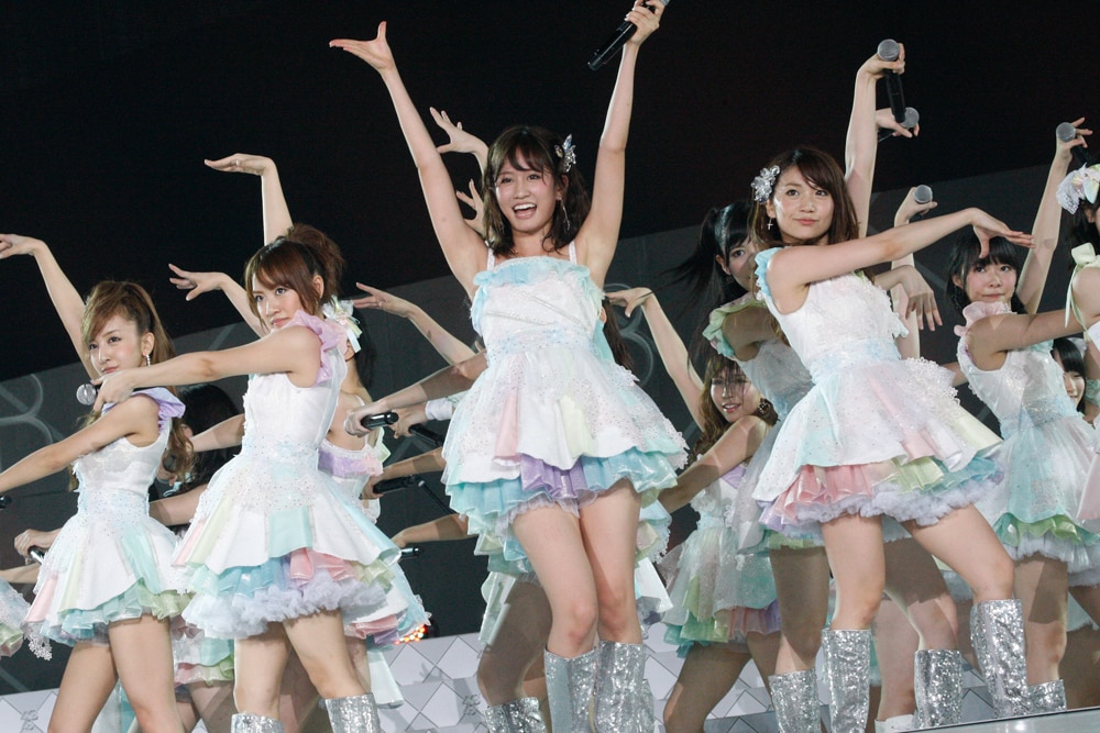フライングゲット」を披露するAKB48（写真は8月25日公演より