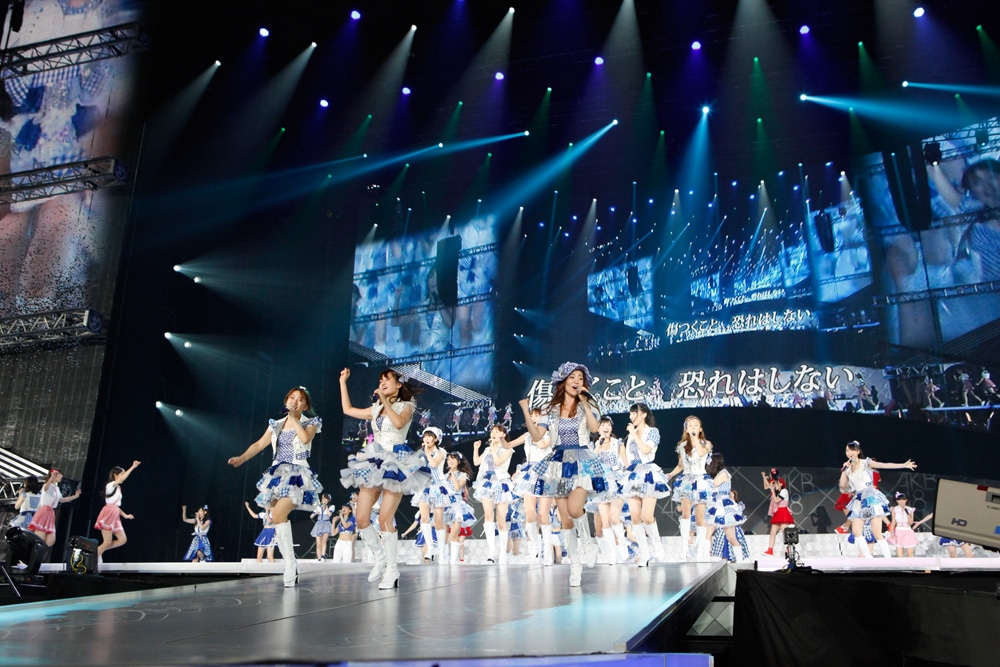 「ファースト・ラビット」を披露するAKB48（写真は8月25日公演より）。 (C)AKS