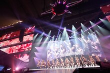 「10年桜」を披露するAKB48（写真は8月26日公演より）。 (C)AKS