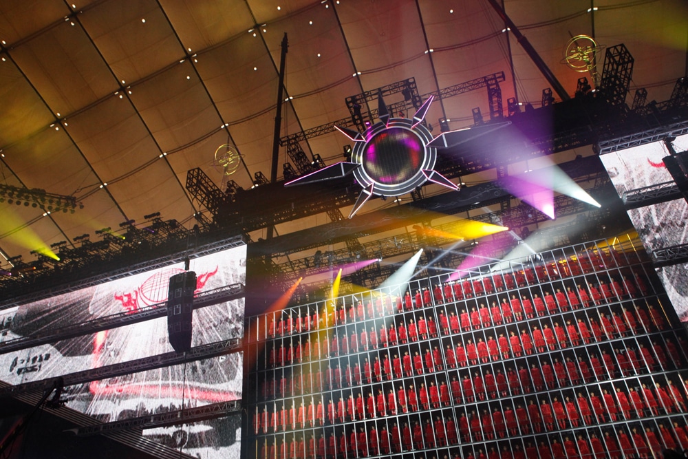 8月25日公演オープングの様子。 (C)AKS