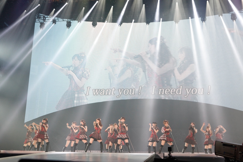 「ヘビーローテーション」を歌うAKB48（写真は8月25日公演より）。 (C)AKS