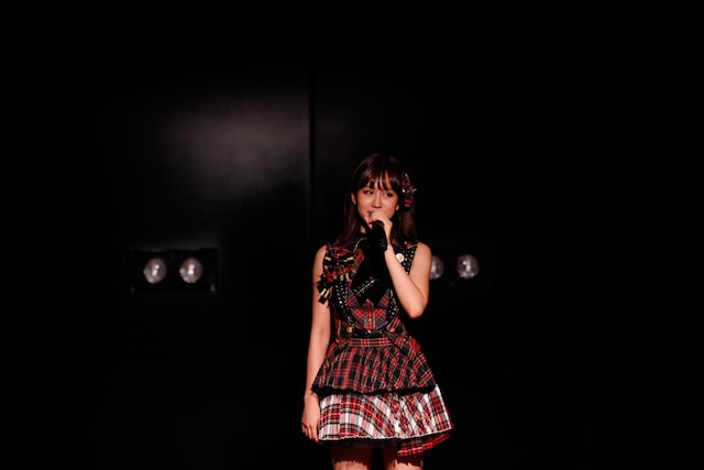 最後に1人ステージに残り、ファンに挨拶する前田敦子。 (C)AKS