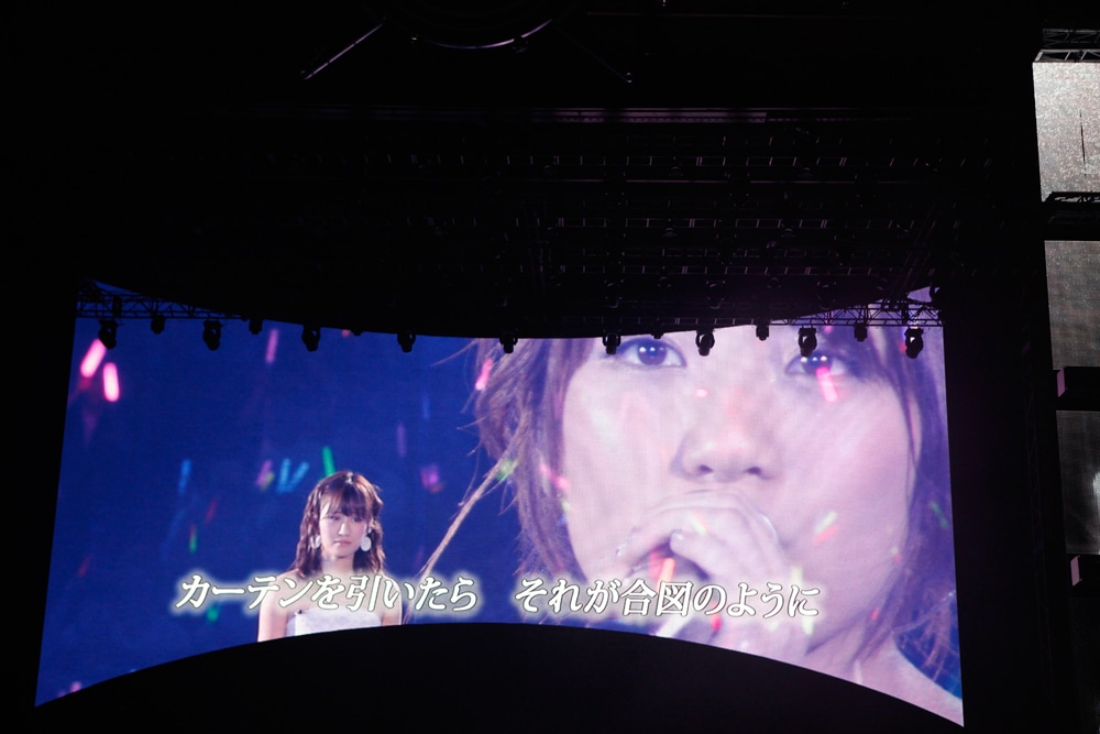 「思い出のほとんど」を歌う前田敦子、高橋みなみ（写真は8月25日公演より）。 (C)AKS