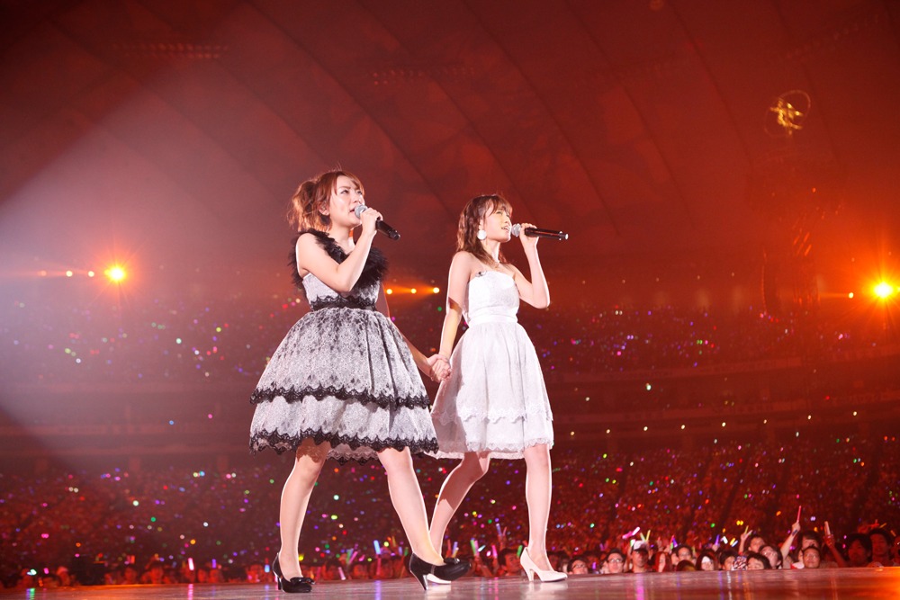 「思い出のほとんど」を歌う前田敦子、高橋みなみ（写真は8月25日公演より）。 (C)AKS