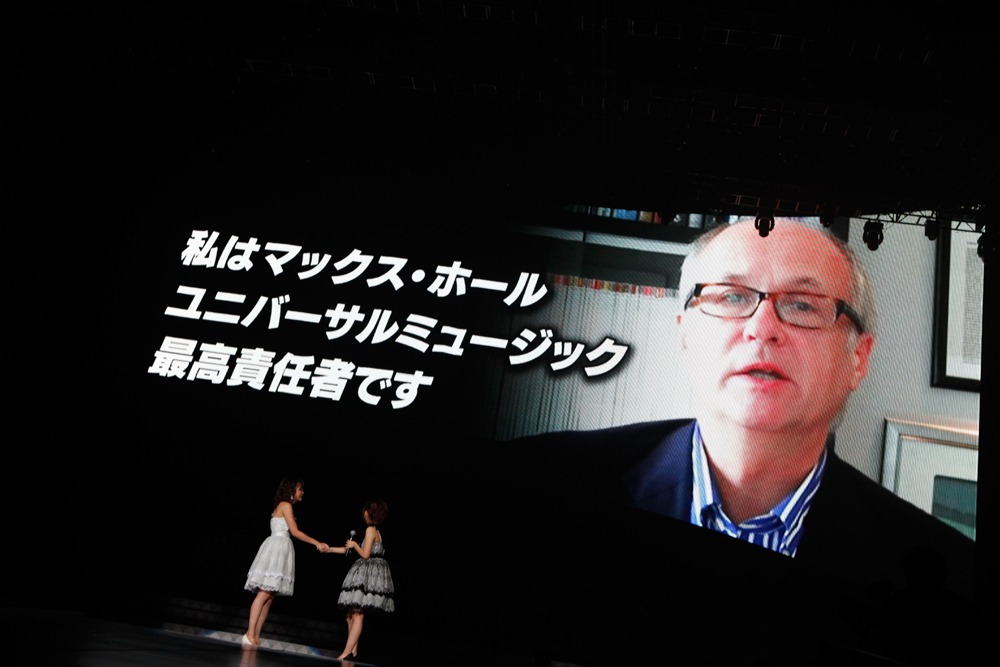 高橋みなみソロデビュー発表の様子（写真は8月25日公演より）。 (C)AKS