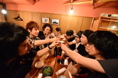 学園祭ツアー決起集会で絆を深めるTHE BAWDIESと9mm Parabellum Bulletのメンバーたち。