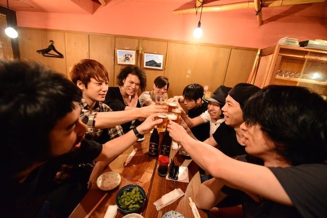 学園祭ツアー決起集会で絆を深めるTHE BAWDIESと9mm Parabellum Bulletのメンバーたち。