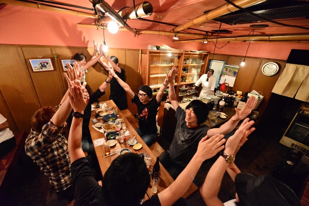 学園祭ツアー決起集会で絆を深めるTHE BAWDIESと9mm Parabellum Bulletのメンバーたち。