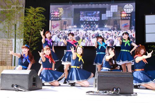 写真は「ぱすぽ☆夏空HANABIフェス」ステージの様子。