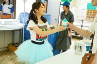 自身のイメージカラー、アクアブルー色のかき氷を販売する増井みお。