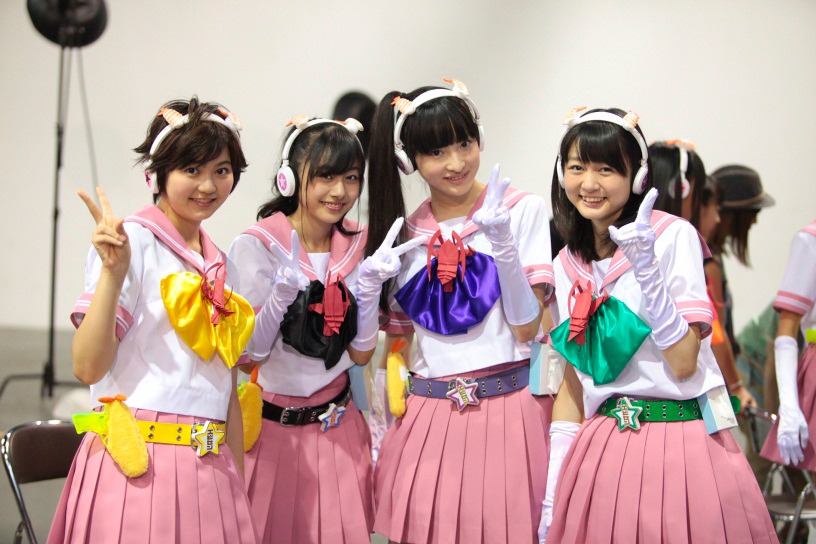 写真左から安本彩花、鈴木裕乃、松野莉奈、杏野なつ。