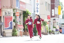 ジャージで商店街を駆ける真山りか（写真左）と柏木ひなた。