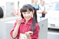 カメラに向かって笑顔でピースサインを送る柏木ひなた。