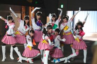 「PROJECT SHOW-A to B」専用の衣装を着た9人は「エビーム！」と決めポーズ。