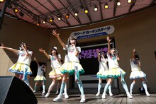 私立恵比寿中学による東京ドームシティ ラクーアガーデンステージでのライブの様子。