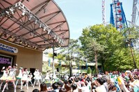 会場から215m離れた東京ドームでは、この日AKB48のコンサート「AKB48 in TOKYO DOME ～1830mの夢～」最終公演が実施された。