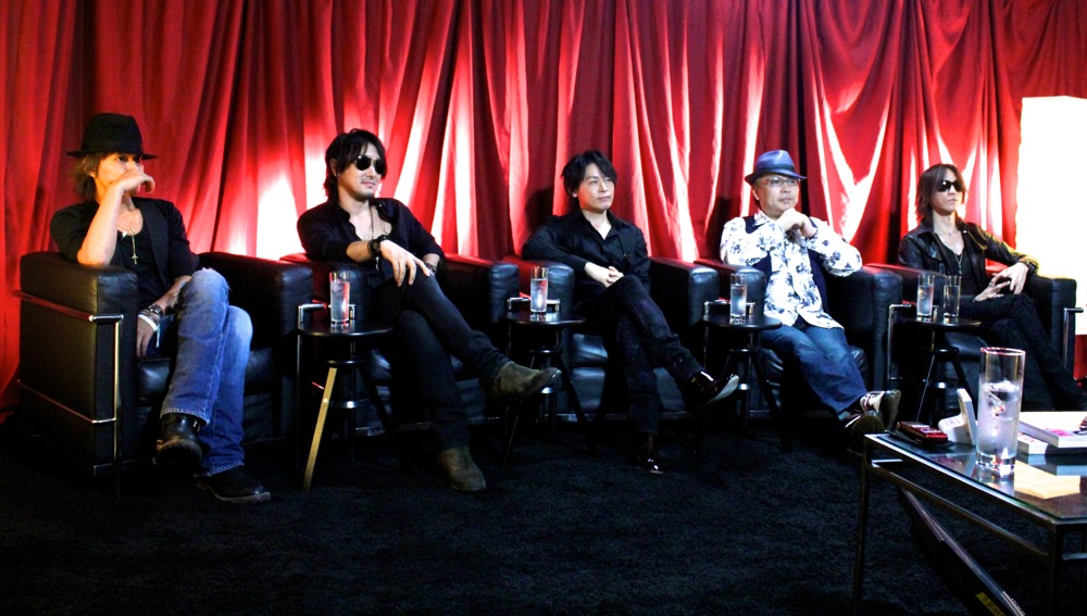5人揃ってインタビューに答えるLUNA SEA。