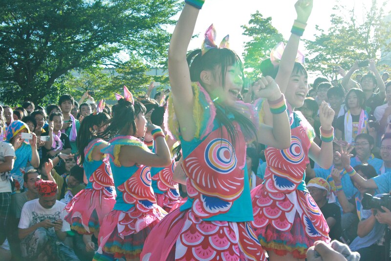 チームしゃちほこが開演前に行ったゲリラライブの様子。