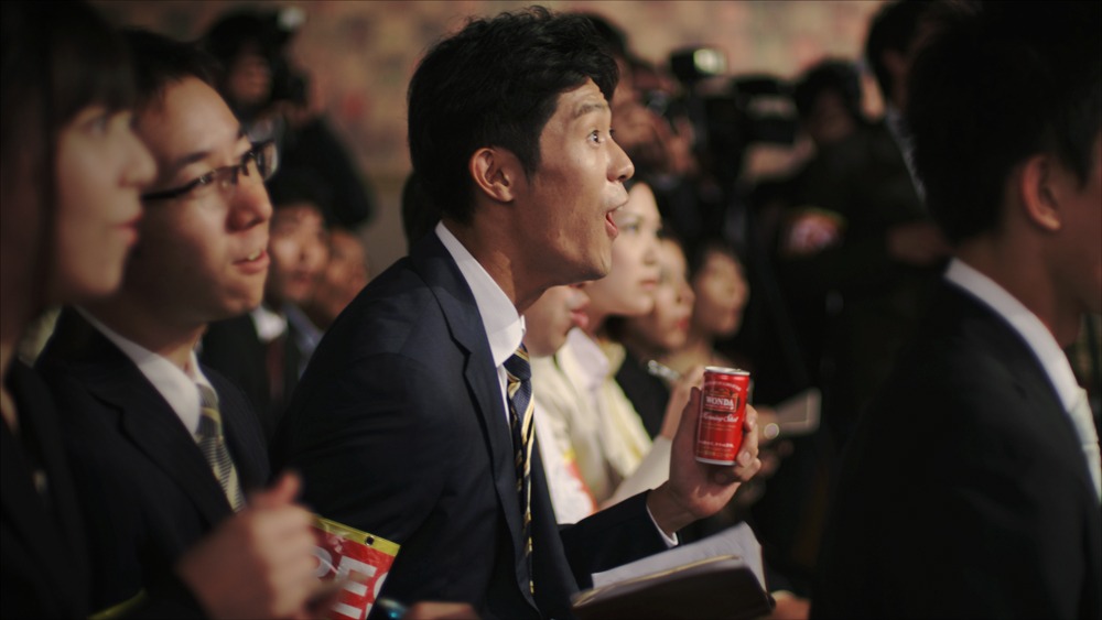 アサヒ飲料「ワンダ」新CM「記者会見」編より。
