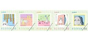 郵便盤にはAタイプかBタイプどちらかのやくしまるえつこイラスト切手5枚がランダムで封入される。写真はAタイプ。