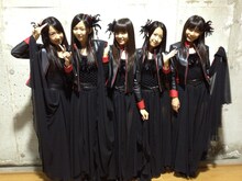 「Bad Flower」の衣装を身にまとった東京女子流。