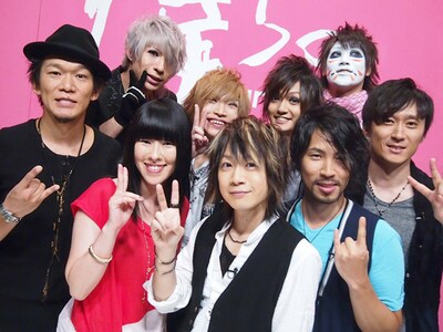 トーク収録後のAqua Timez（写真前列）とゴールデンボンバー（後列）。