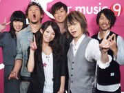 スタジオライブ収録後のHARUNA（左から3番目）とAqua Timez。