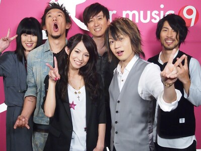 スタジオライブ収録後のHARUNA（左から3番目）とAqua Timez。