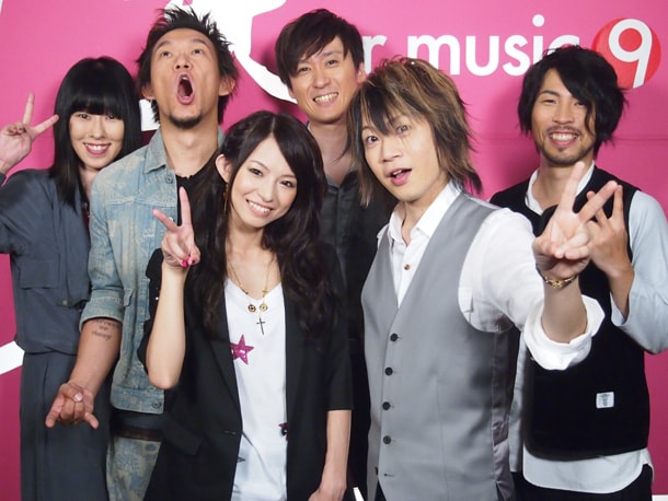 スタジオライブ収録後のHARUNA（左から3番目）とAqua Timez。