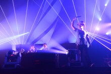 電気グルーヴのライブの様子。左はサポートの牛尾憲輔（agraph）。（撮影：成瀬正規）