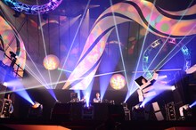 電気グルーヴのライブの様子。左はサポートの牛尾憲輔（agraph）。（撮影：成瀬正規）