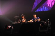 電気グルーヴのライブの様子。左はサポートの牛尾憲輔（agraph）。（撮影：成瀬正規）