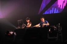 電気グルーヴのライブの様子。左はサポートの牛尾憲輔（agraph）。（撮影：成瀬正規）