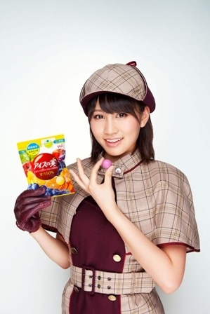 探偵に扮した前田敦子。
