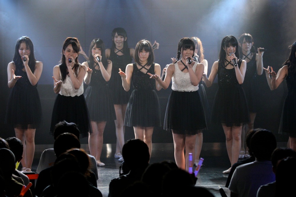 「鳥は青い空の涯を知らない」を初披露するSKE48紅組。 (C)AKS
