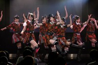 新曲「キスだって左利き」を披露するSKE48。 (C)AKS