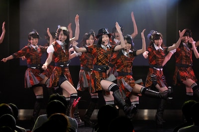 新曲「キスだって左利き」を披露するSKE48。 (C)AKS