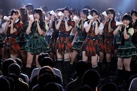 「仲間の歌」を歌唱するSKE48。 (C)AKS