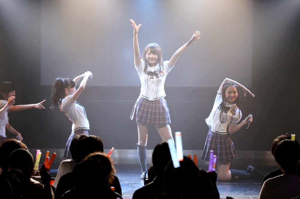「制服の芽」を披露するSKE48チームS。 (C)AKS