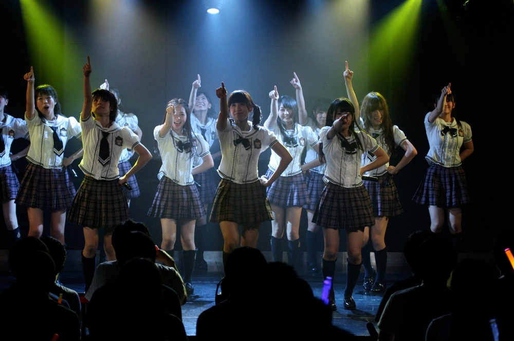 「制服の芽」を披露するSKE48チームS。 (C)AKS