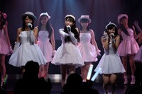 「体育館で朝食を」を初披露するSKE48白組。 (C)AKS